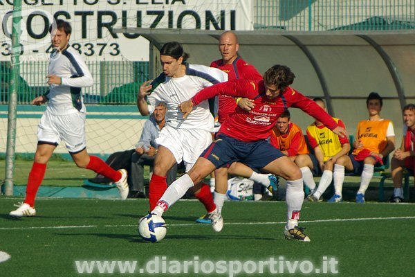 Andrea Ciani difende palla da Nicola Manunza (Progetto Sant'Elia - Castelsardo - 4-0)